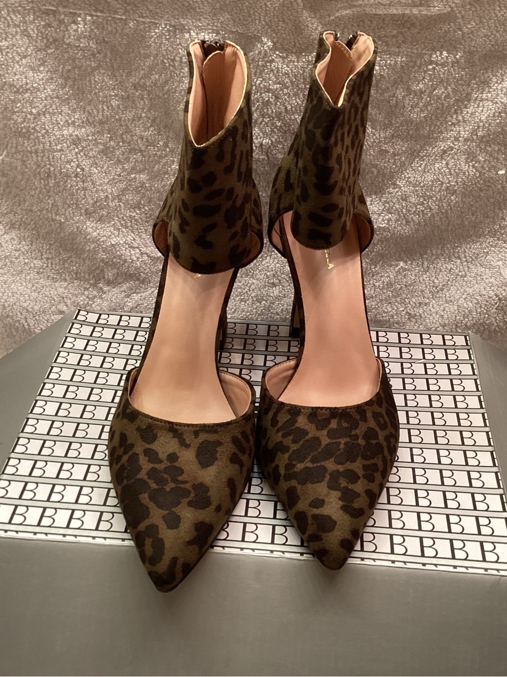 Leopard Print Ankle-Strap Pointed Toe Heels size 9 NEW